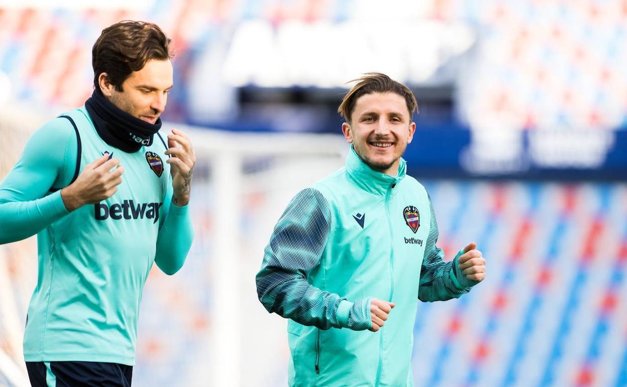 Bardhi sonrise durante el entrenamiento previo al partido de semifinales de Copa. 