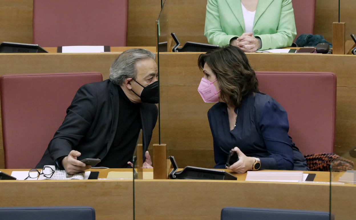 Manolo Mata y Carmen Martínez, ayer en el pleno. 