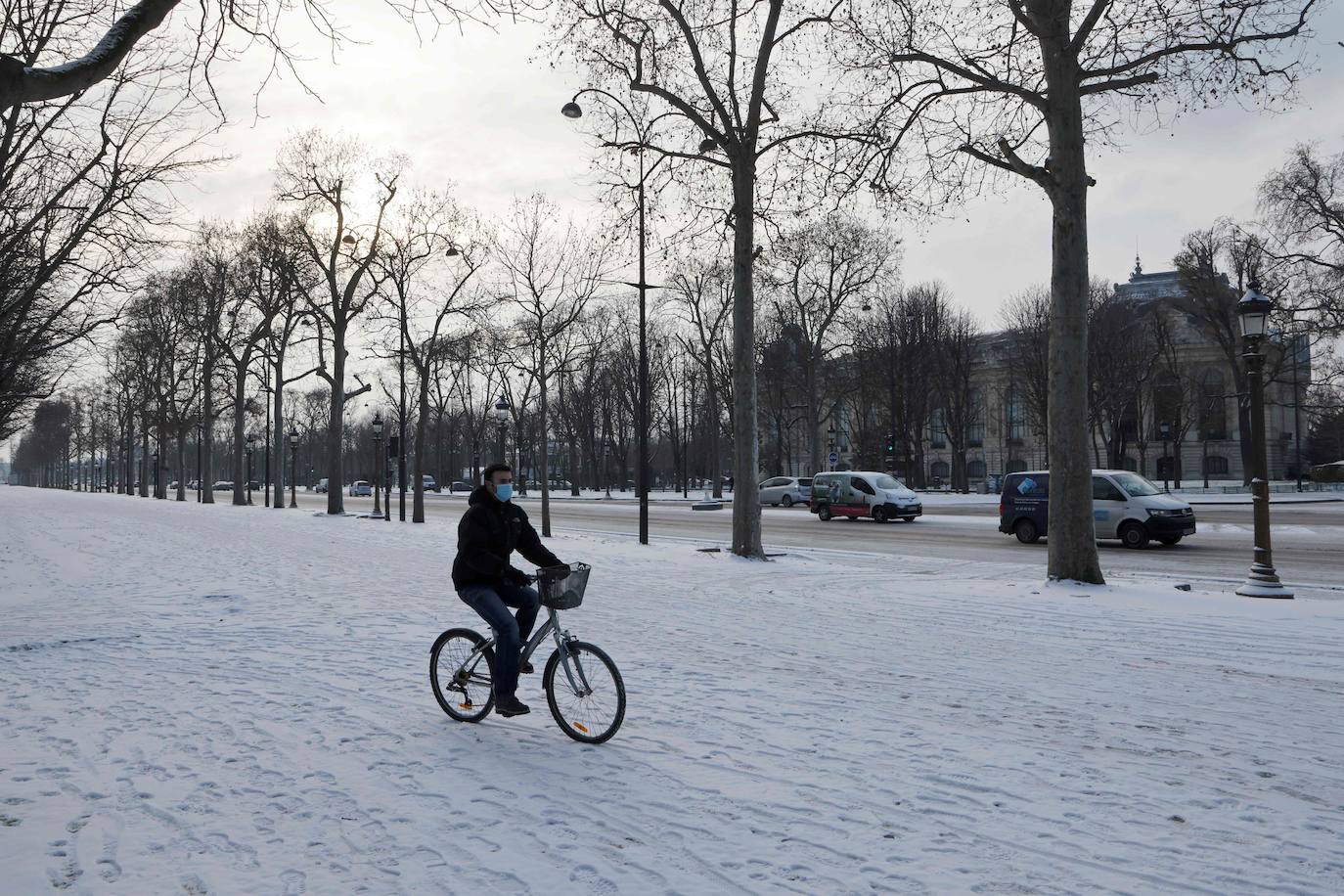 La tormenta Darcy que azota a varios países de Europa provocó que la capital francesa amaneciera con temperaturas bajo cero y con calles e históricos monumentos teñidos de blanco. 