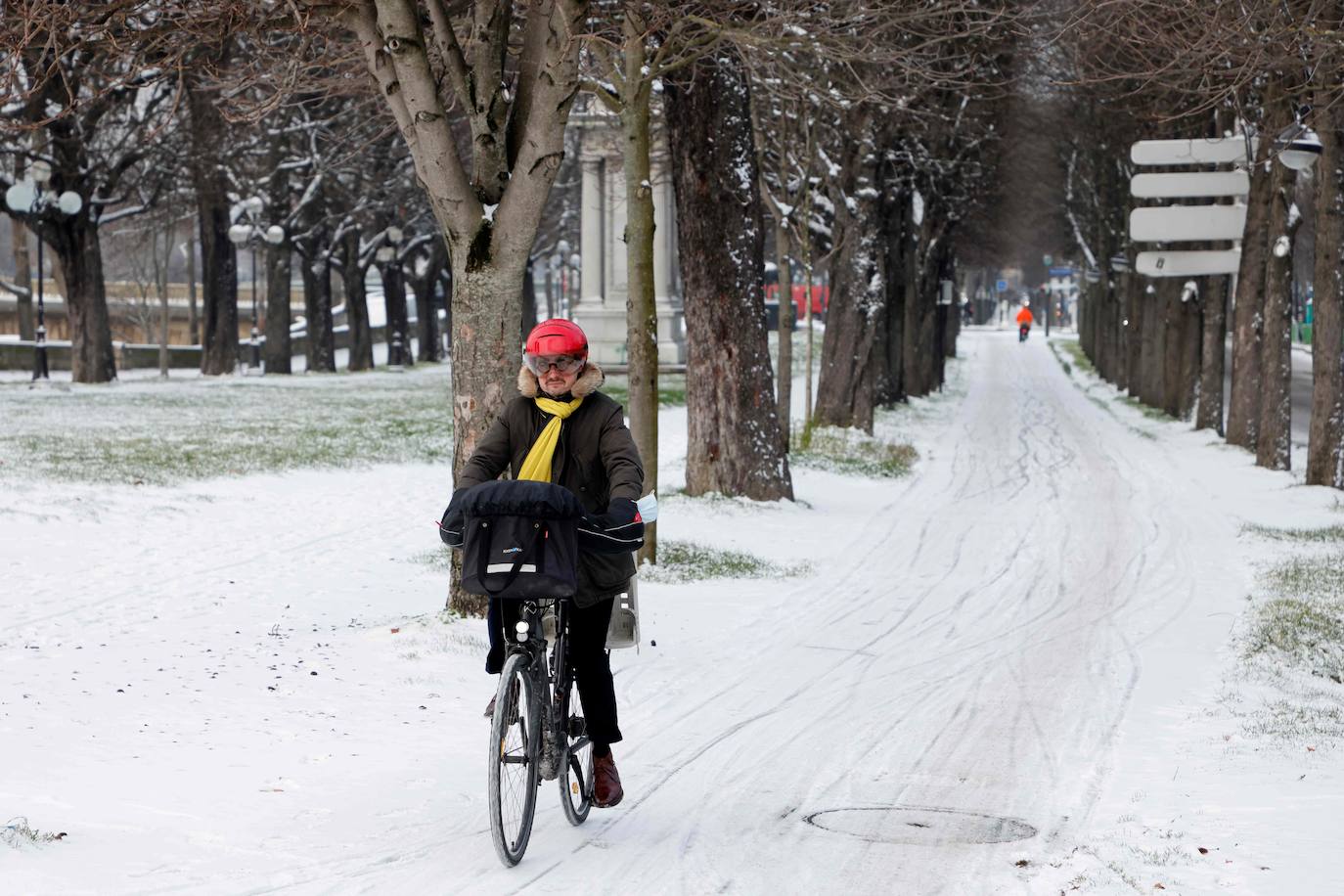 La tormenta Darcy que azota a varios países de Europa provocó que la capital francesa amaneciera con temperaturas bajo cero y con calles e históricos monumentos teñidos de blanco. 