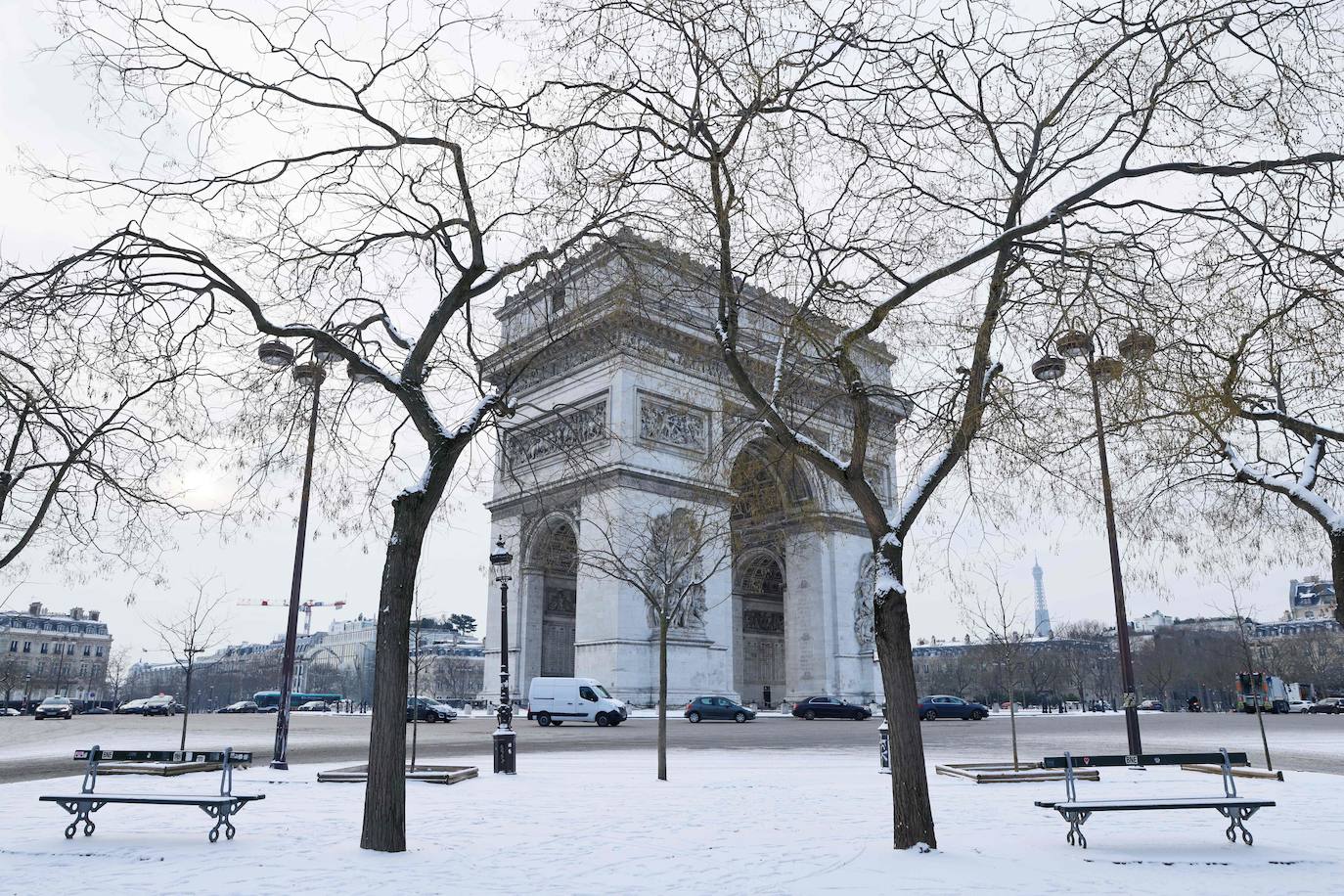 La tormenta Darcy que azota a varios países de Europa provocó que la capital francesa amaneciera con temperaturas bajo cero y con calles e históricos monumentos teñidos de blanco. 