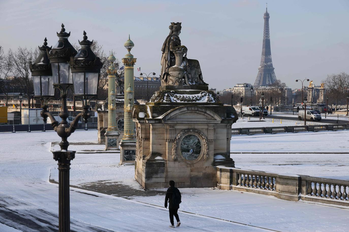 La tormenta Darcy que azota a varios países de Europa provocó que la capital francesa amaneciera con temperaturas bajo cero y con calles e históricos monumentos teñidos de blanco. 