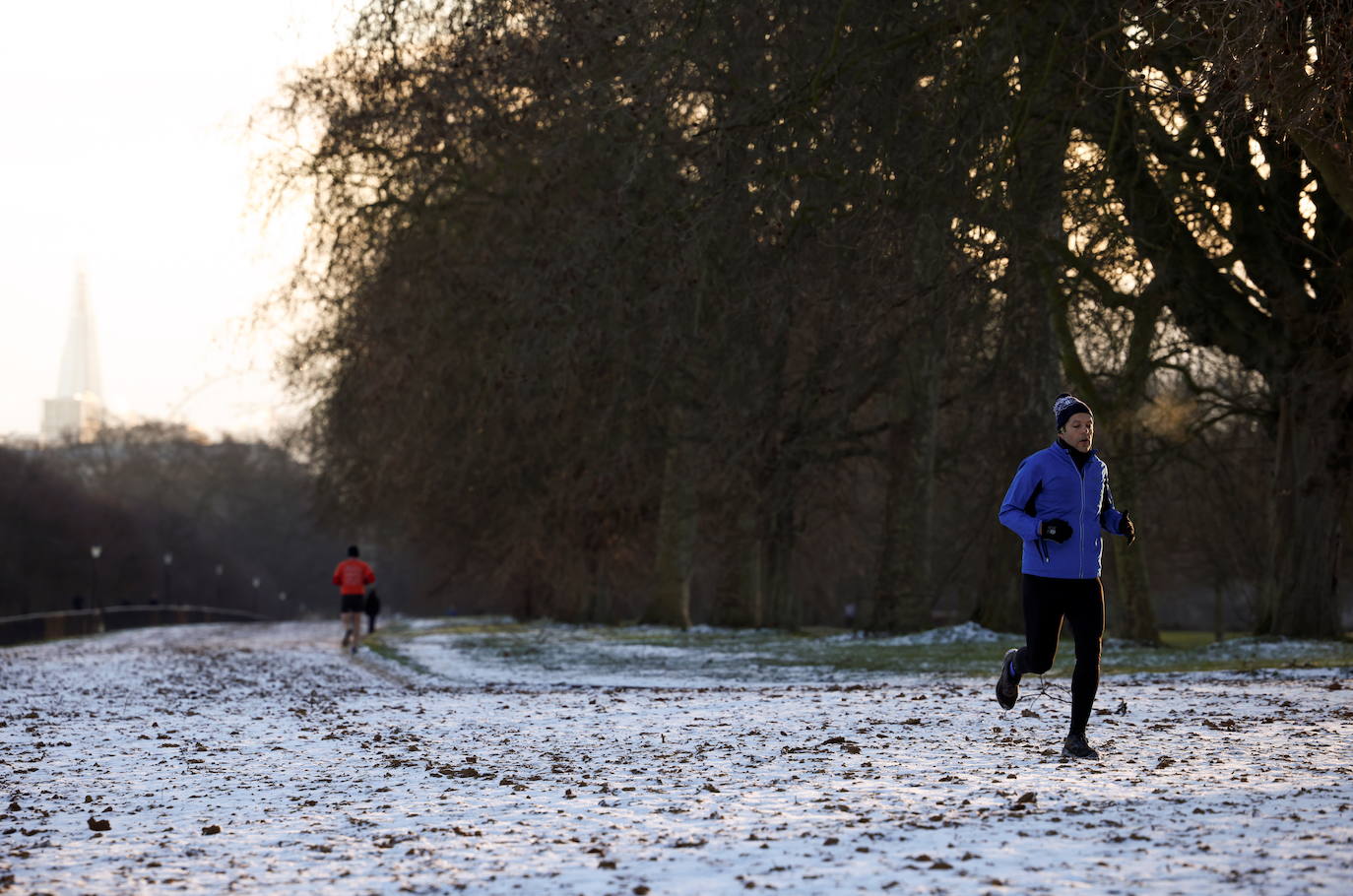 La tormenta Darcy que azota a varios países de Europa provocó que la capital francesa amaneciera con temperaturas bajo cero y con calles e históricos monumentos teñidos de blanco. 