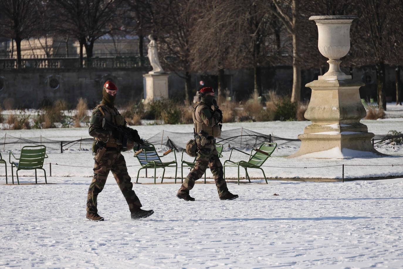 La tormenta Darcy que azota a varios países de Europa provocó que la capital francesa amaneciera con temperaturas bajo cero y con calles e históricos monumentos teñidos de blanco. 