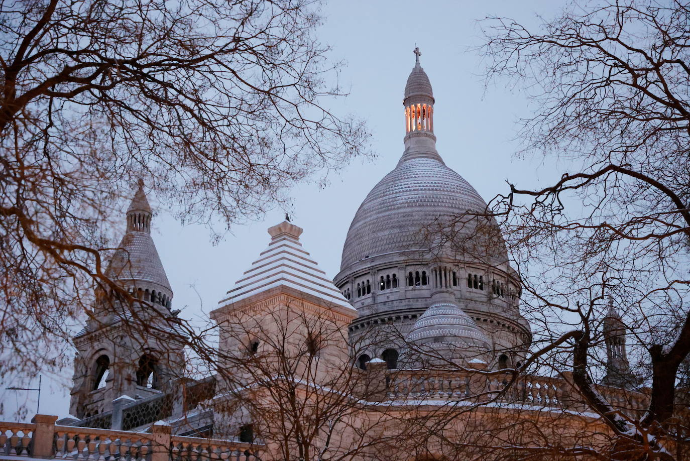 La tormenta Darcy que azota a varios países de Europa provocó que la capital francesa amaneciera con temperaturas bajo cero y con calles e históricos monumentos teñidos de blanco. En la imagen, la colina de Montmartre cerca de la Basílica del Sacré Coeur