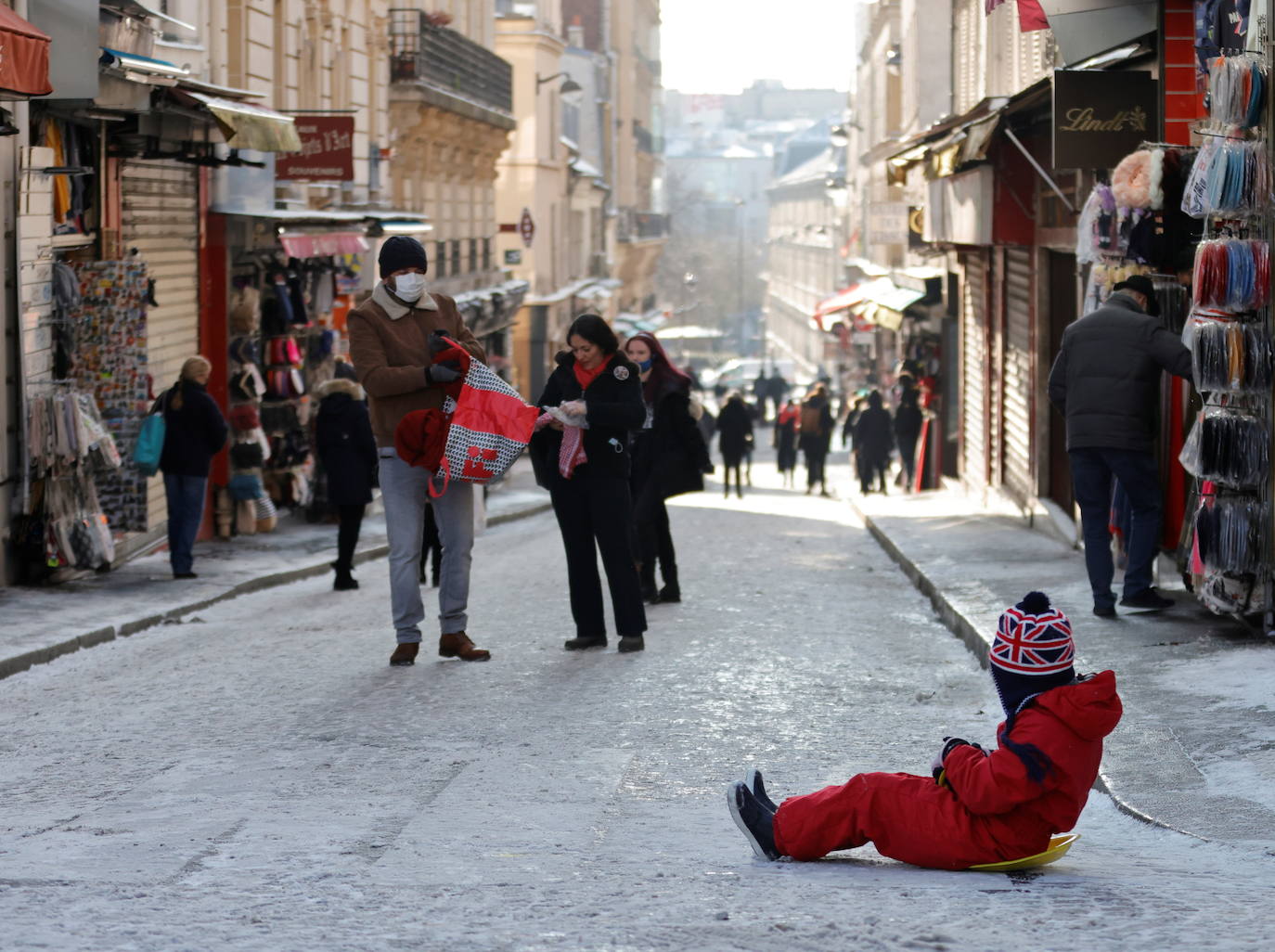 La tormenta Darcy que azota a varios países de Europa provocó que la capital francesa amaneciera con temperaturas bajo cero y con calles e históricos monumentos teñidos de blanco. En la imagen, la colina de Montmartre cerca de la Basílica del Sacré Coeur