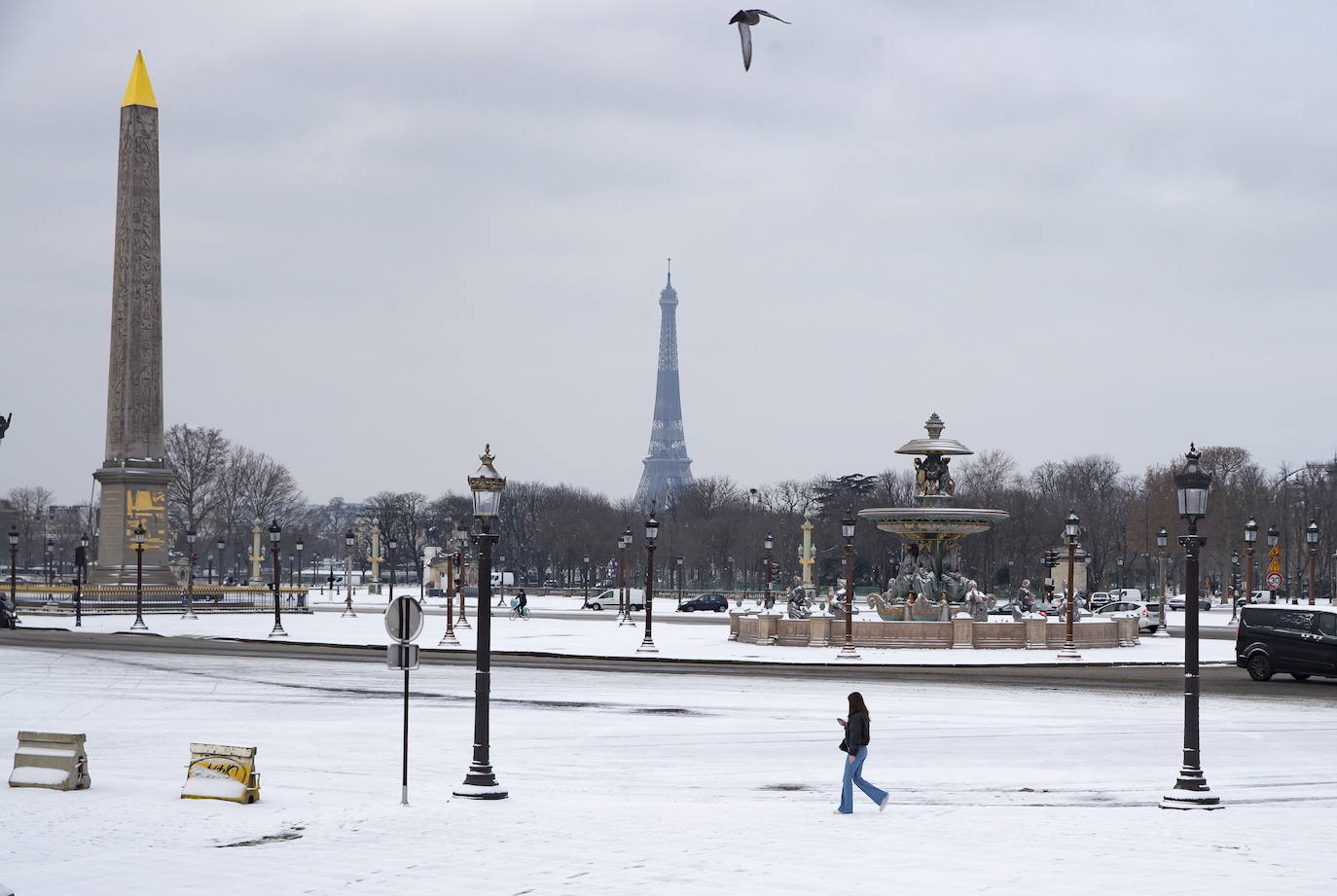 La tormenta Darcy que azota a varios países de Europa provocó que la capital francesa amaneciera con temperaturas bajo cero y con calles e históricos monumentos teñidos de blanco. 