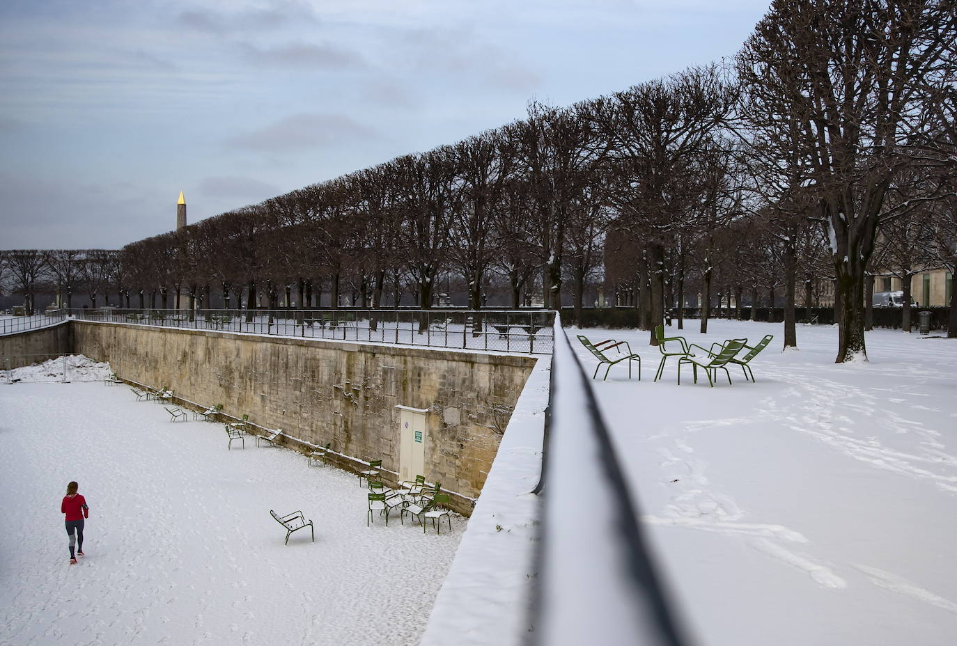 La tormenta Darcy que azota a varios países de Europa provocó que la capital francesa amaneciera con temperaturas bajo cero y con calles e históricos monumentos teñidos de blanco. 