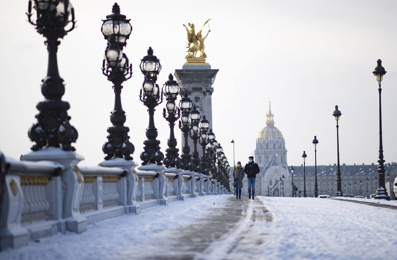La tormenta Darcy que azota a varios países de Europa provocó que la capital francesa amaneciera con temperaturas bajo cero y con calles e históricos monumentos teñidos de blanco. 