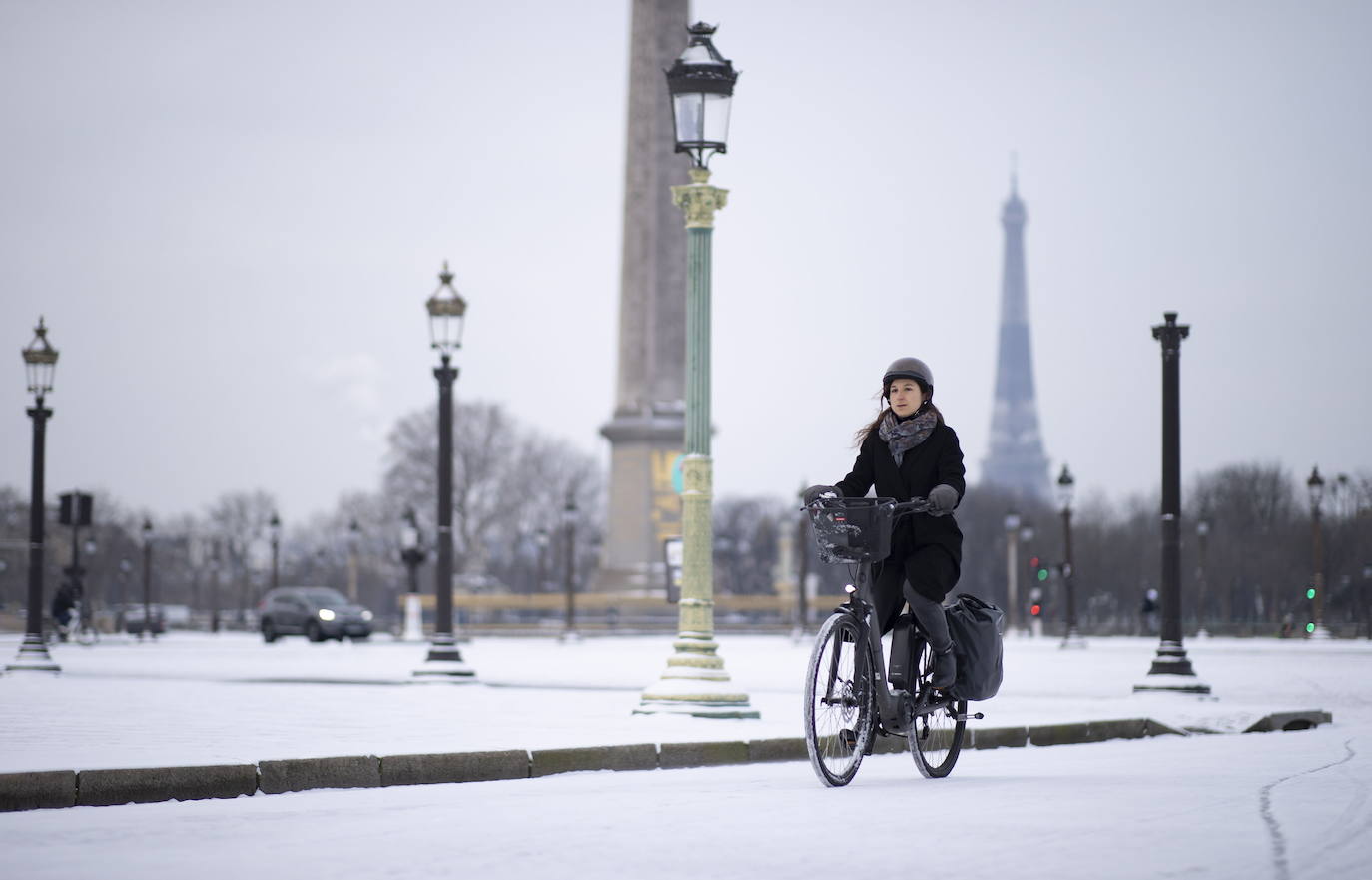 La tormenta Darcy que azota a varios países de Europa provocó que la capital francesa amaneciera con temperaturas bajo cero y con calles e históricos monumentos teñidos de blanco. 