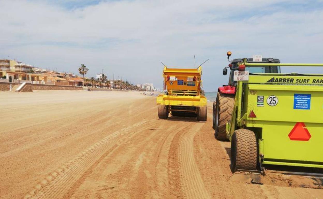 Las máquinas trabajando en la playa de Miramar. 