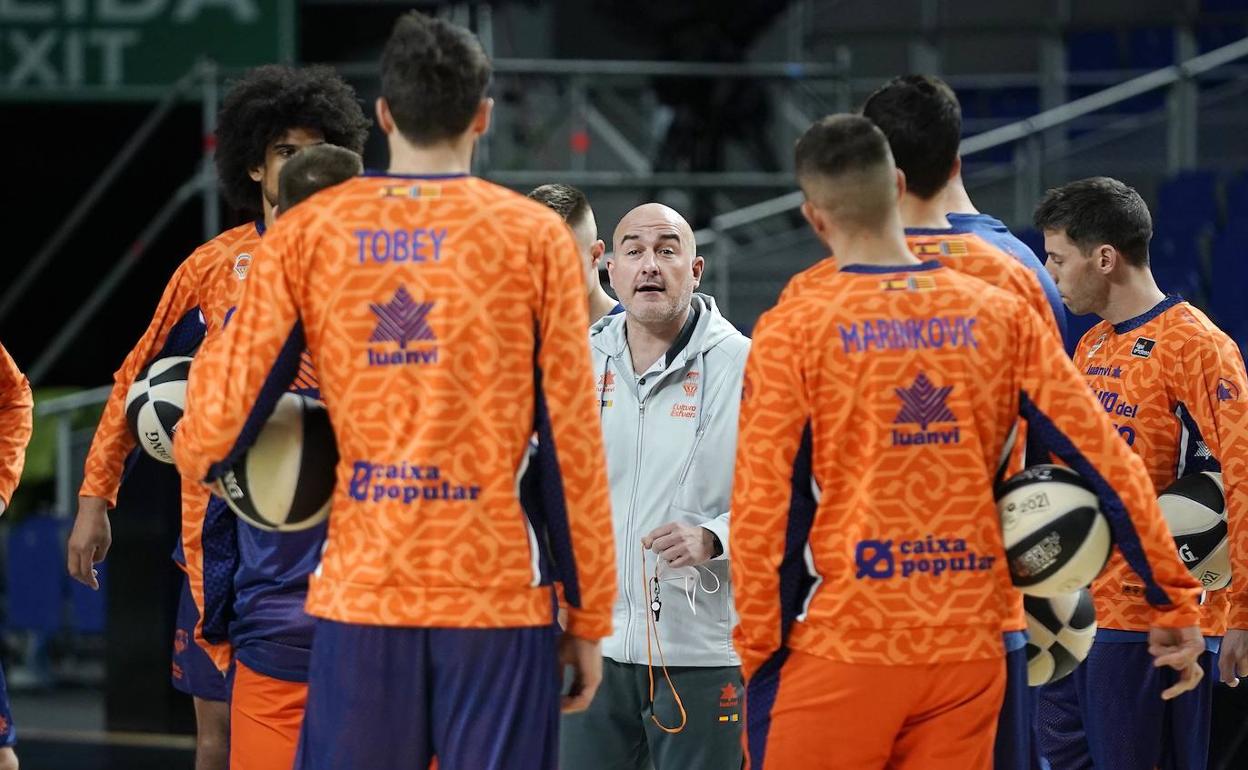 Ponsarnau charla con sus jugadores durante el entrenamiento de esta mañana en el WiZink Center.