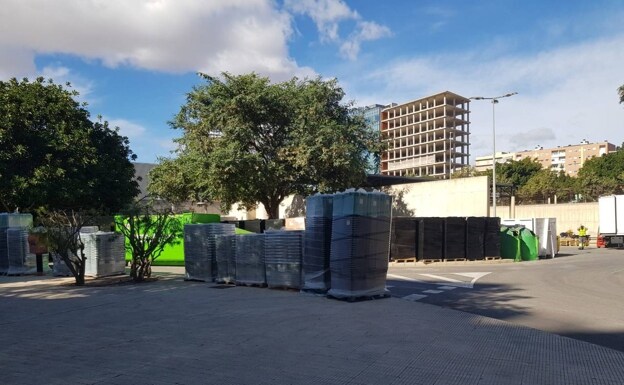 Residuos de material sanitario junto al Hospital General de Alicante. 