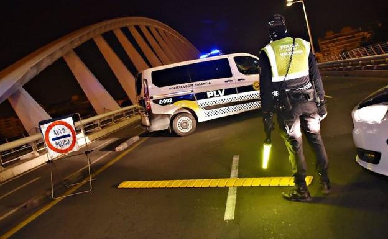 Control policial nocturno en Valencia.