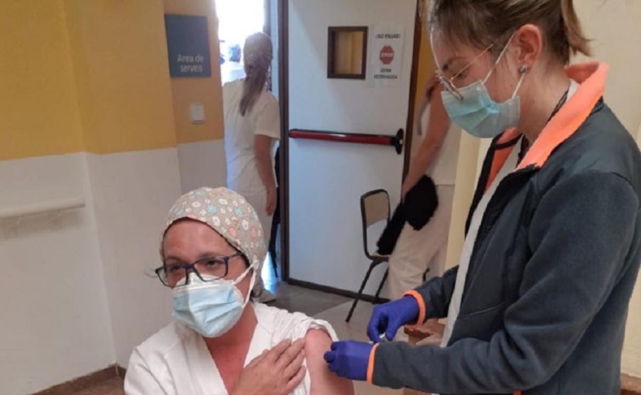 Una trabajadora de la residencia de Carlet recibe la segunda dosis de la vacuna. 