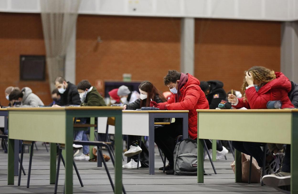 Estudiantes universitarios, durante uno de sus exámenes, que sí siguen siendo presenciales.