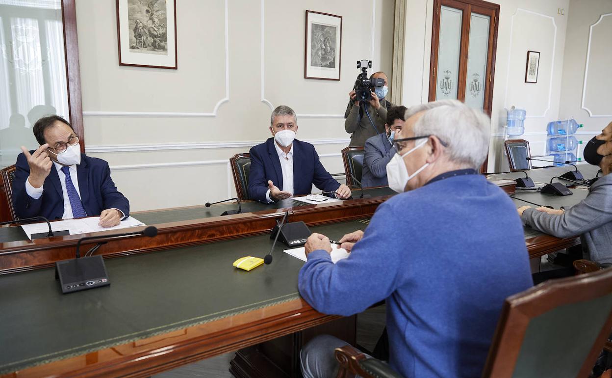 Altos cargos de la Generalitat y el Ayuntamiento de Valencia durante la reunión de Feria Valencia. 