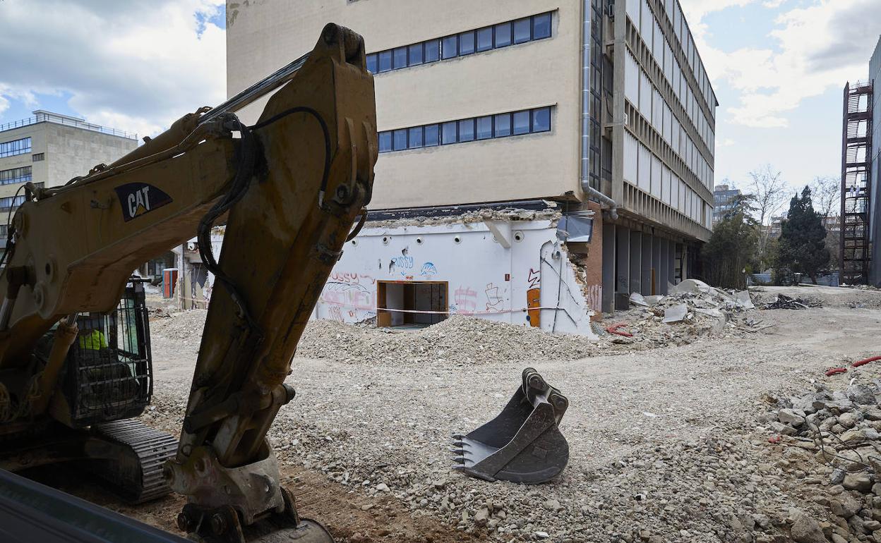 Aspecto de las obras de ampliación del hospital en el solar de la desaparecida escuela, ayer. 