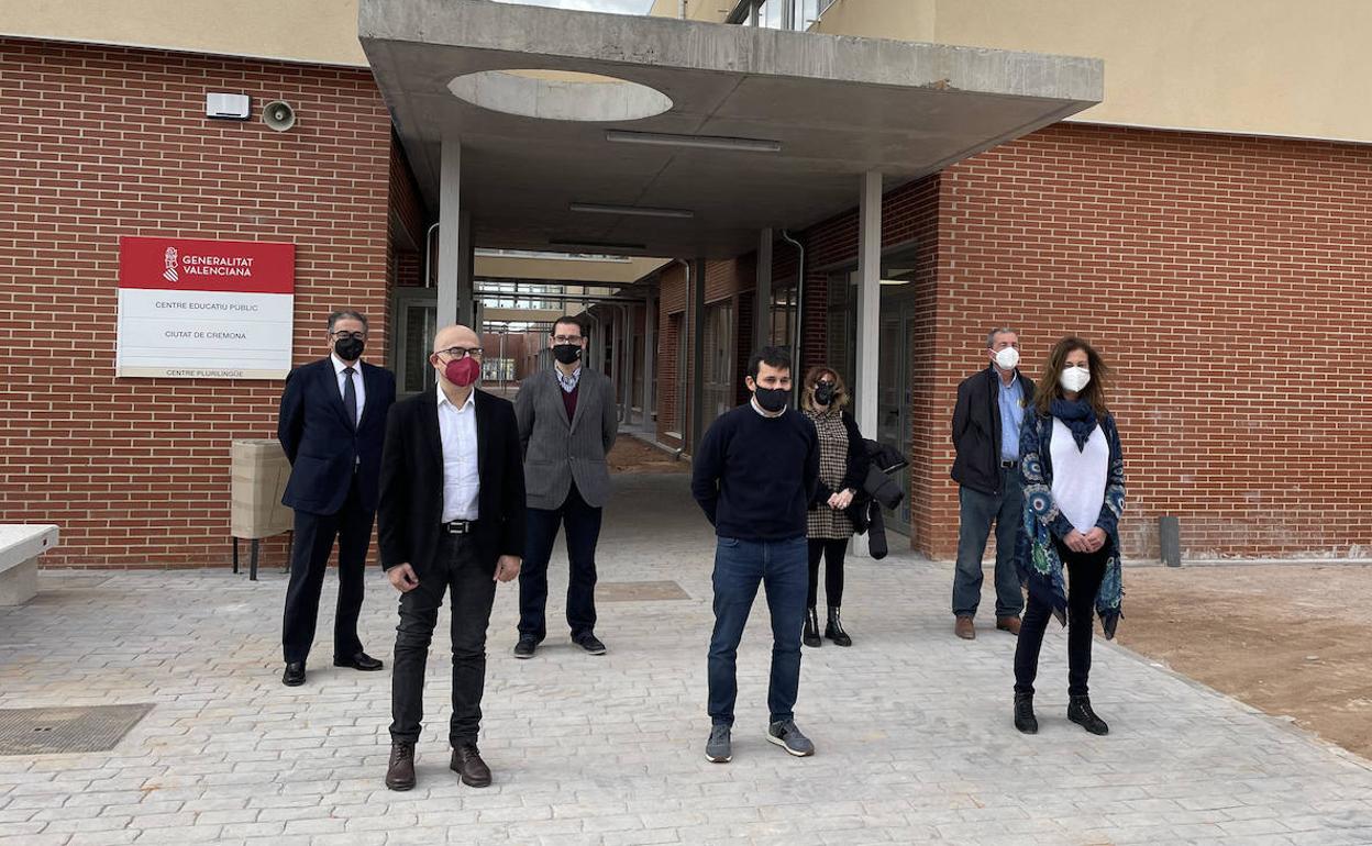 El conseller, Vicent Marzà, con el alcalde, Toni Saura, la directora del colegio y la representante del AMPA en la visita al nuevo centro. 