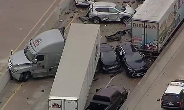 Una colisión masiva provoca al menos cinco muertos en Texas