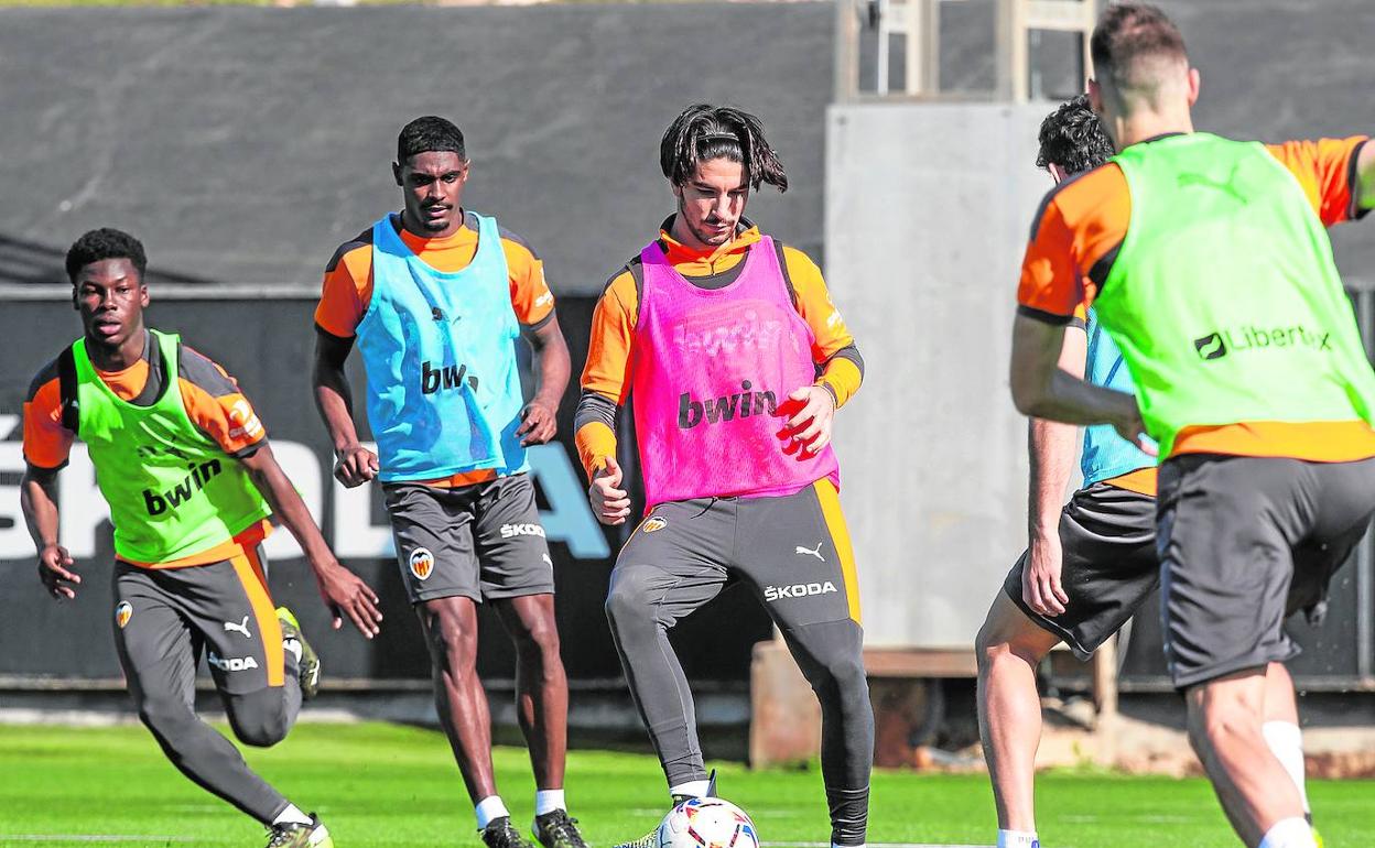 Carlos Soler superó sus molestias y estará disponible para el partido ante el Real Madrid. 