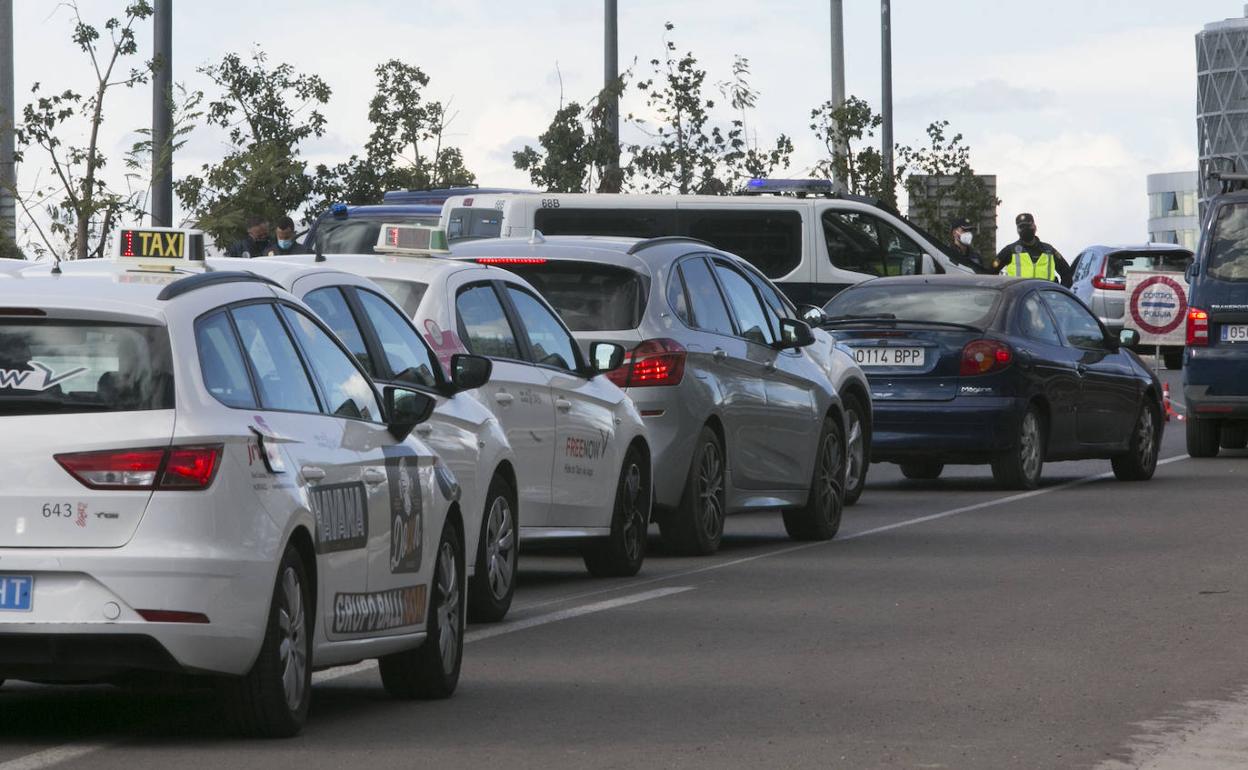 Decenas de coches esperan ante un control ayer en Valencia. 