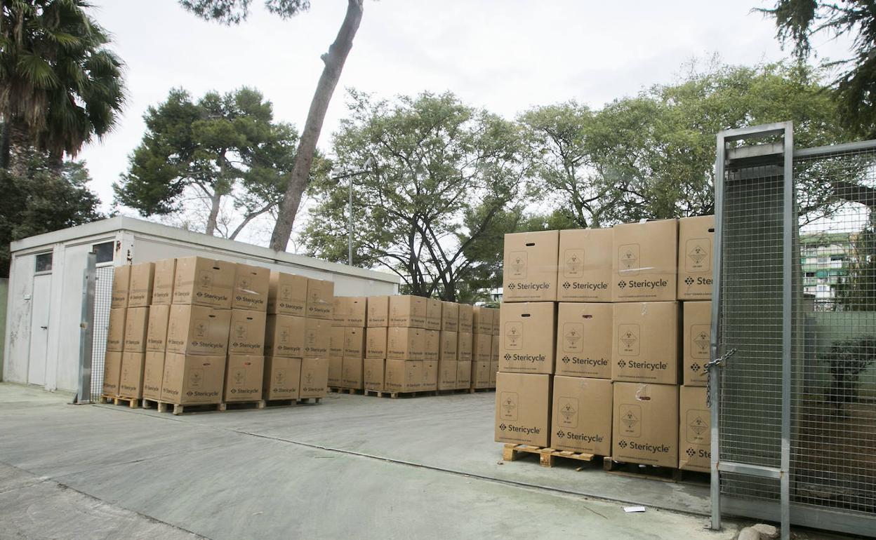 Residuos en el General de Valencia a punto de ser recogidos. 