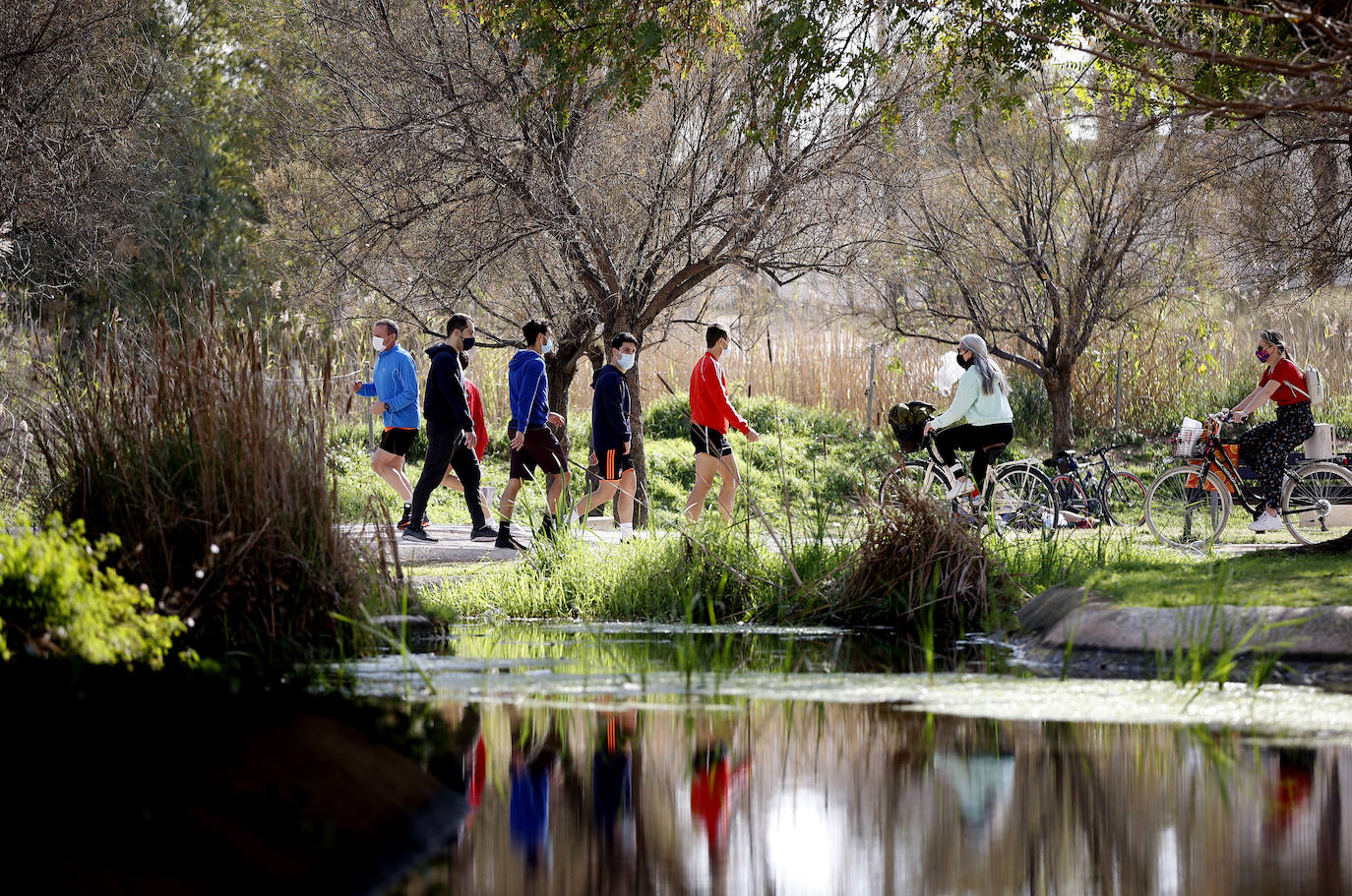 Las bicis toman el antiguo cauce y los paseos, la Malvarrosa