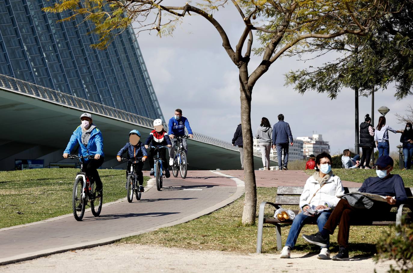 Las bicis toman el antiguo cauce y los paseos, la Malvarrosa