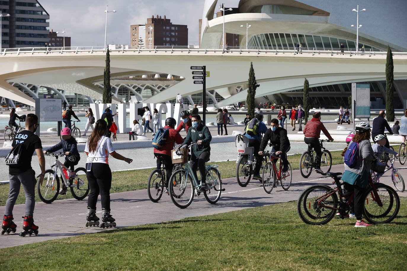 Las bicis toman el antiguo cauce y los paseos, la Malvarrosa