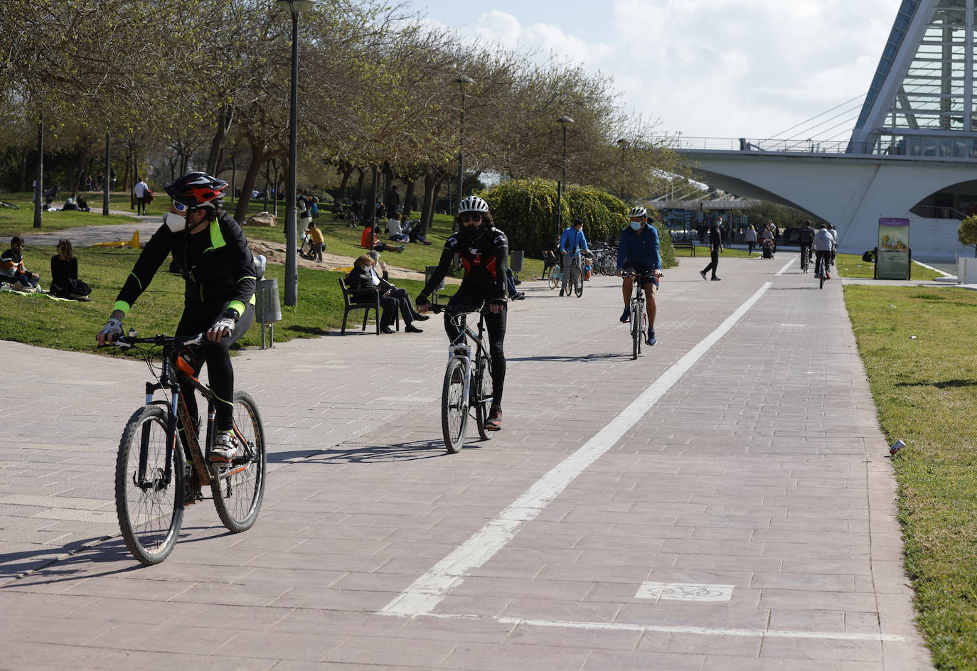 Las bicis toman el antiguo cauce y los paseos, la Malvarrosa