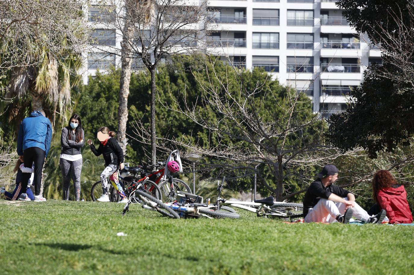 Las bicis toman el antiguo cauce y los paseos, la Malvarrosa