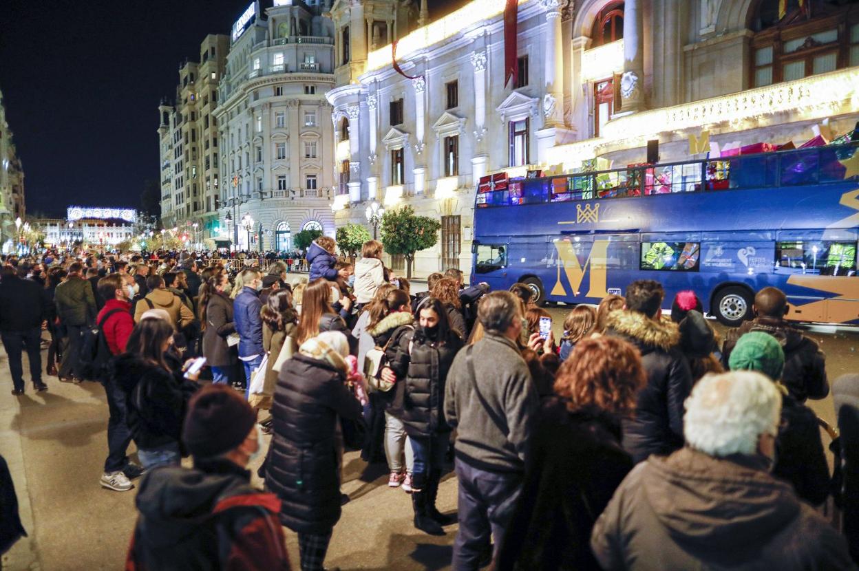 Público en la recepción a los Reyes Magos el pasado día 5 en la plaza del Ayuntamiento. irene marsilla