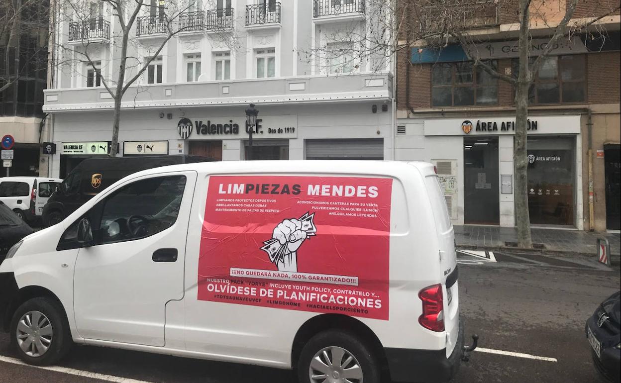 La furgoneta, a las puertas de las oficinas del club, en los aledaños de Mestalla. 