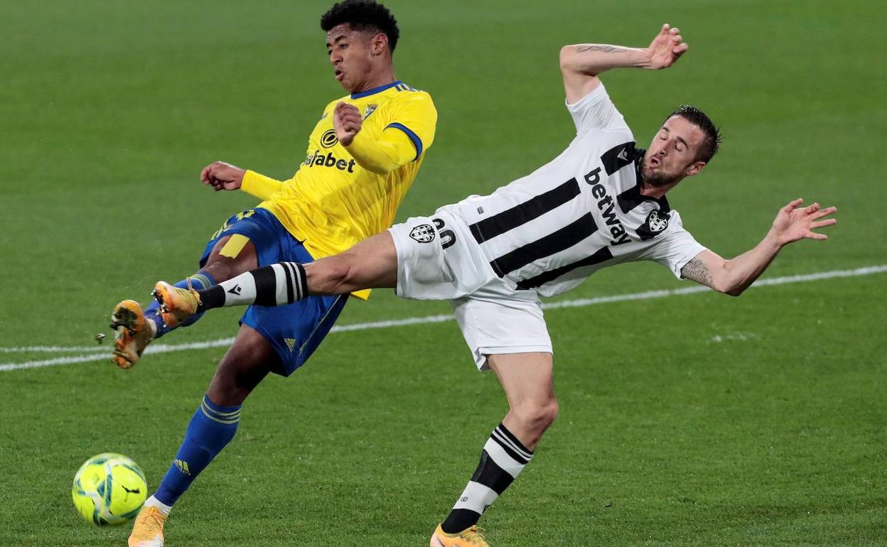 Choco Lozano protege el balón ante Miramón. 