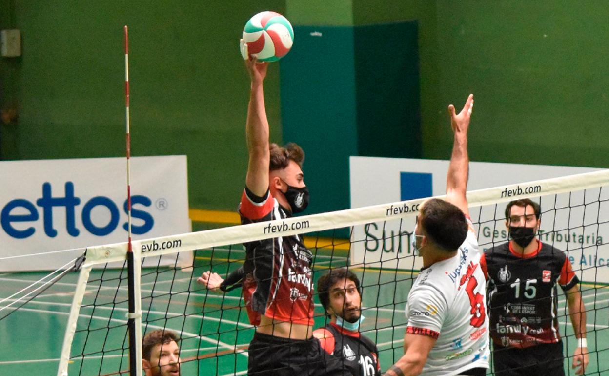 Uno de los ataques del equipo de Xàtiva de Voleibol ante el Villena-Preter. 