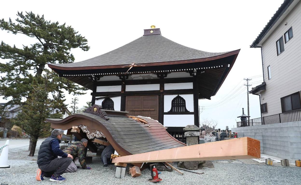 Templo caído en Fukushima por el terremoto que sacudió este lunes Japón.