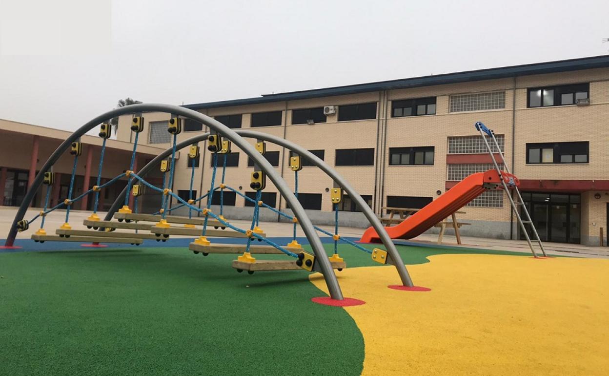 Aspecto con el que ha quedado el patio ubicado junto al colegio Isabel la Católica. 