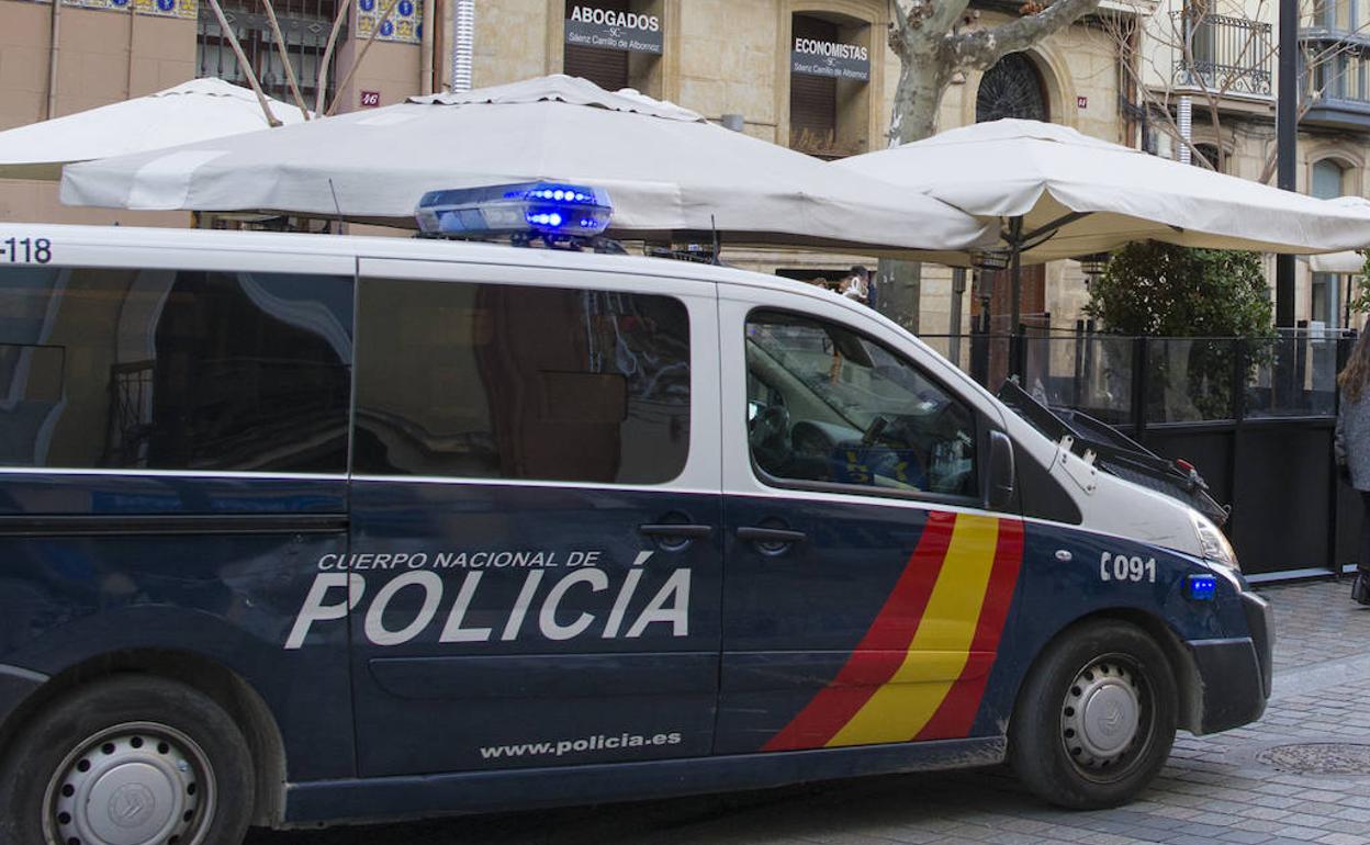 Agrede a cuatro policías en Valencia y provoca a uno una brecha en la cabeza