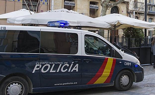 Agrede a cuatro policías en Valencia y provoca a uno una brecha en la cabeza