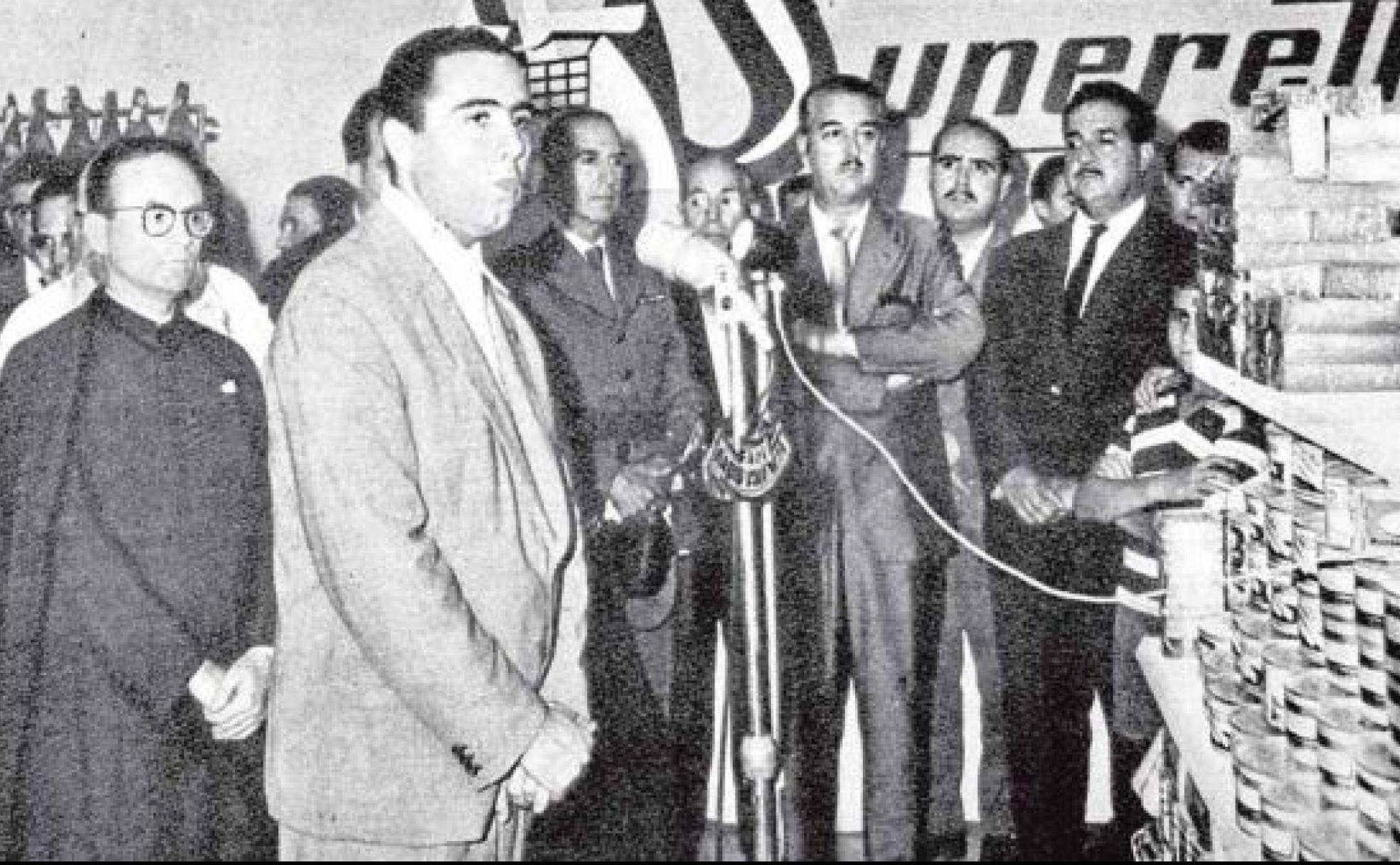 Inauguración de Superette en 1959. Habla Abelardo Cervera en presencia del alcalde de la ciudad durante el acto. 