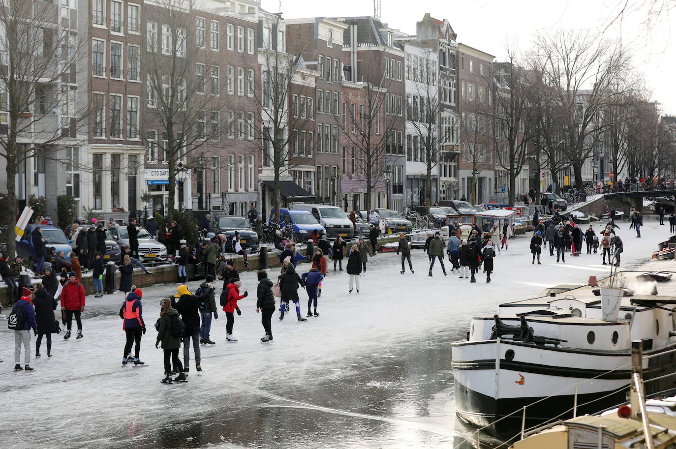 Los canales de Amsterdam se han convertido en improvisadas pistas de patinaje para decenas de neerlandeses. El fuerte frío que ha azotado la ciudad durante los útlimos días ha helado parcialmente los canales, algo que no sucedía desde hacía tres años. 
