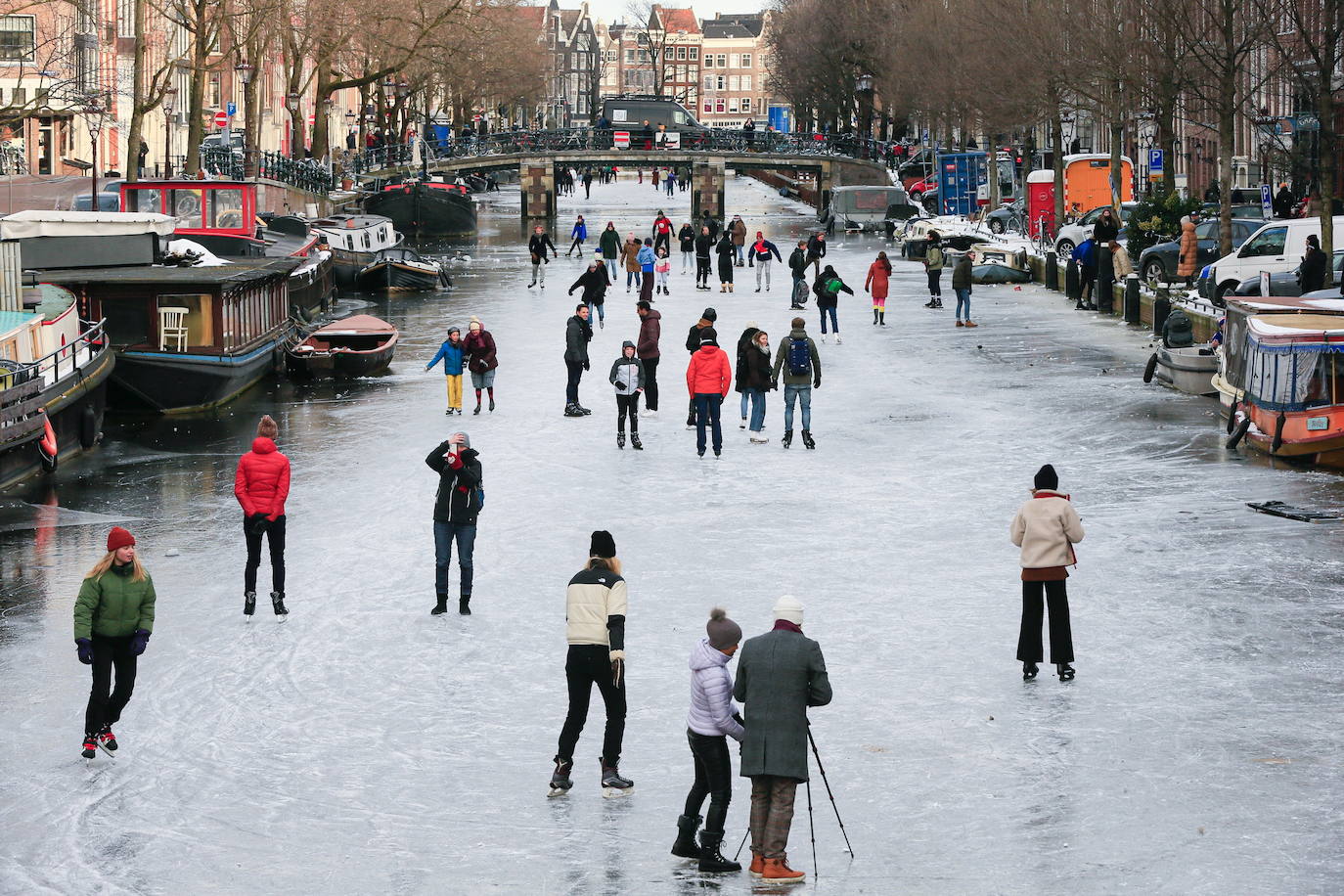 Los canales de Amsterdam se han convertido en improvisadas pistas de patinaje para decenas de neerlandeses. El fuerte frío que ha azotado la ciudad durante los útlimos días ha helado parcialmente los canales, algo que no sucedía desde hacía tres años. 