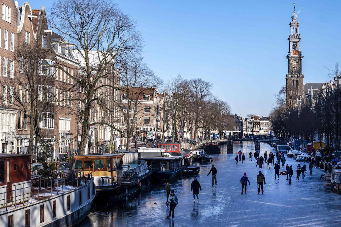 Los canales de Amsterdam se han convertido en improvisadas pistas de patinaje para decenas de neerlandeses. El fuerte frío que ha azotado la ciudad durante los útlimos días ha helado parcialmente los canales, algo que no sucedía desde hacía tres años. 