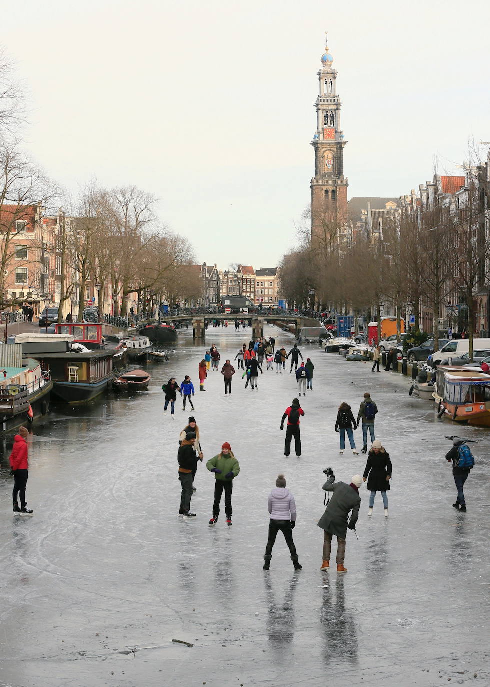 Los canales de Amsterdam se han convertido en improvisadas pistas de patinaje para decenas de neerlandeses. El fuerte frío que ha azotado la ciudad durante los útlimos días ha helado parcialmente los canales, algo que no sucedía desde hacía tres años. 
