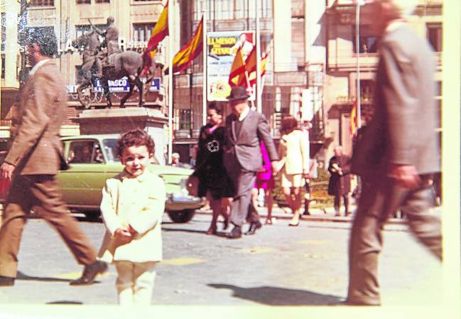 En la plaza del Ayuntamiento de Valencia, que se convirtió en su zona de juegos.