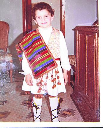 Con el traje de saragüell. Desde los dos años es fallero de Convento Jerusalén.