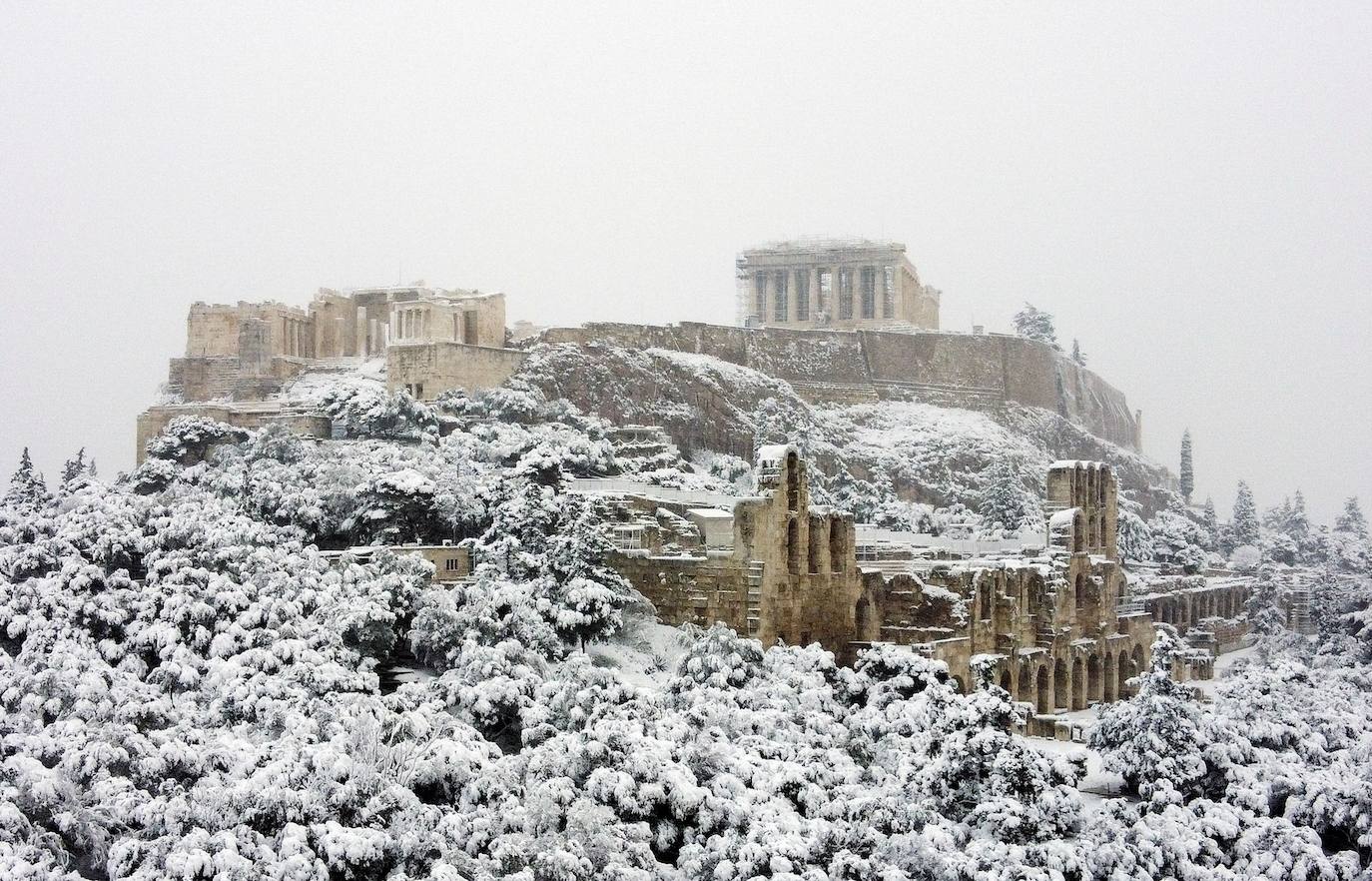 La Acrópolis de Atenas se despertó este martes bajo un manto de nieve al igual que otros monumentos de la antigüedad en la capital griega, ofreciendo un espectáculo excepcional en medio de la ola de frío 'Medea' que afecta al país. El Partenón, el célebre templo del siglo V antes de nuestra era, en lo alto del peñasco en el centro histórico, apenas podía verse a raíz de la nieve que cayó en la noche.