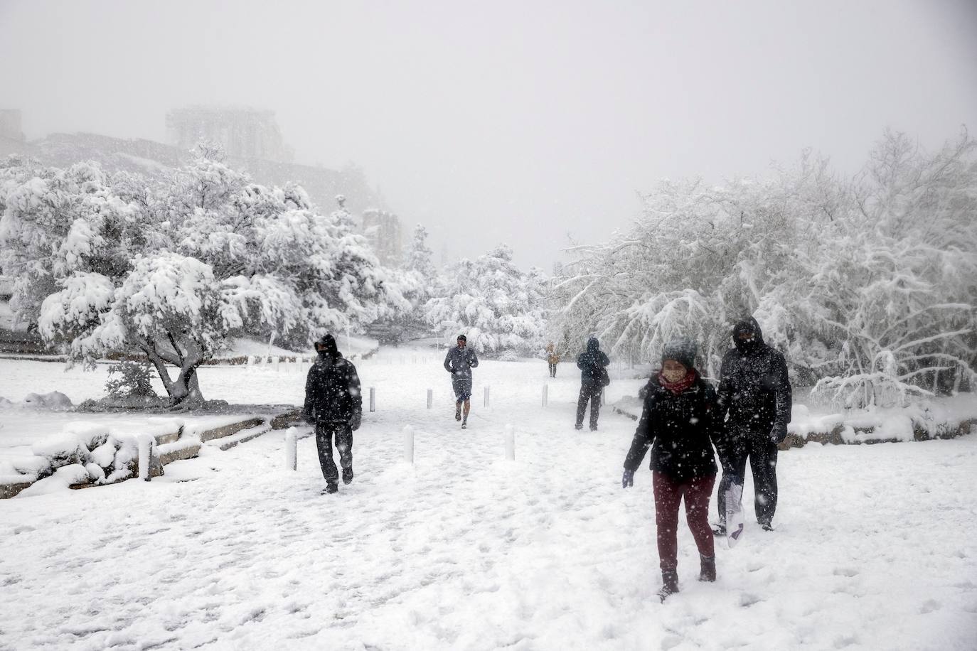 La Acrópolis de Atenas se despertó este martes bajo un manto de nieve al igual que otros monumentos de la antigüedad en la capital griega, ofreciendo un espectáculo excepcional en medio de la ola de frío 'Medea' que afecta al país. El Partenón, el célebre templo del siglo V antes de nuestra era, en lo alto del peñasco en el centro histórico, apenas podía verse a raíz de la nieve que cayó en la noche.