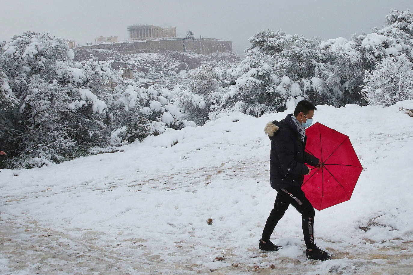 La Acrópolis de Atenas se despertó este martes bajo un manto de nieve al igual que otros monumentos de la antigüedad en la capital griega, ofreciendo un espectáculo excepcional en medio de la ola de frío 'Medea' que afecta al país. El Partenón, el célebre templo del siglo V antes de nuestra era, en lo alto del peñasco en el centro histórico, apenas podía verse a raíz de la nieve que cayó en la noche.